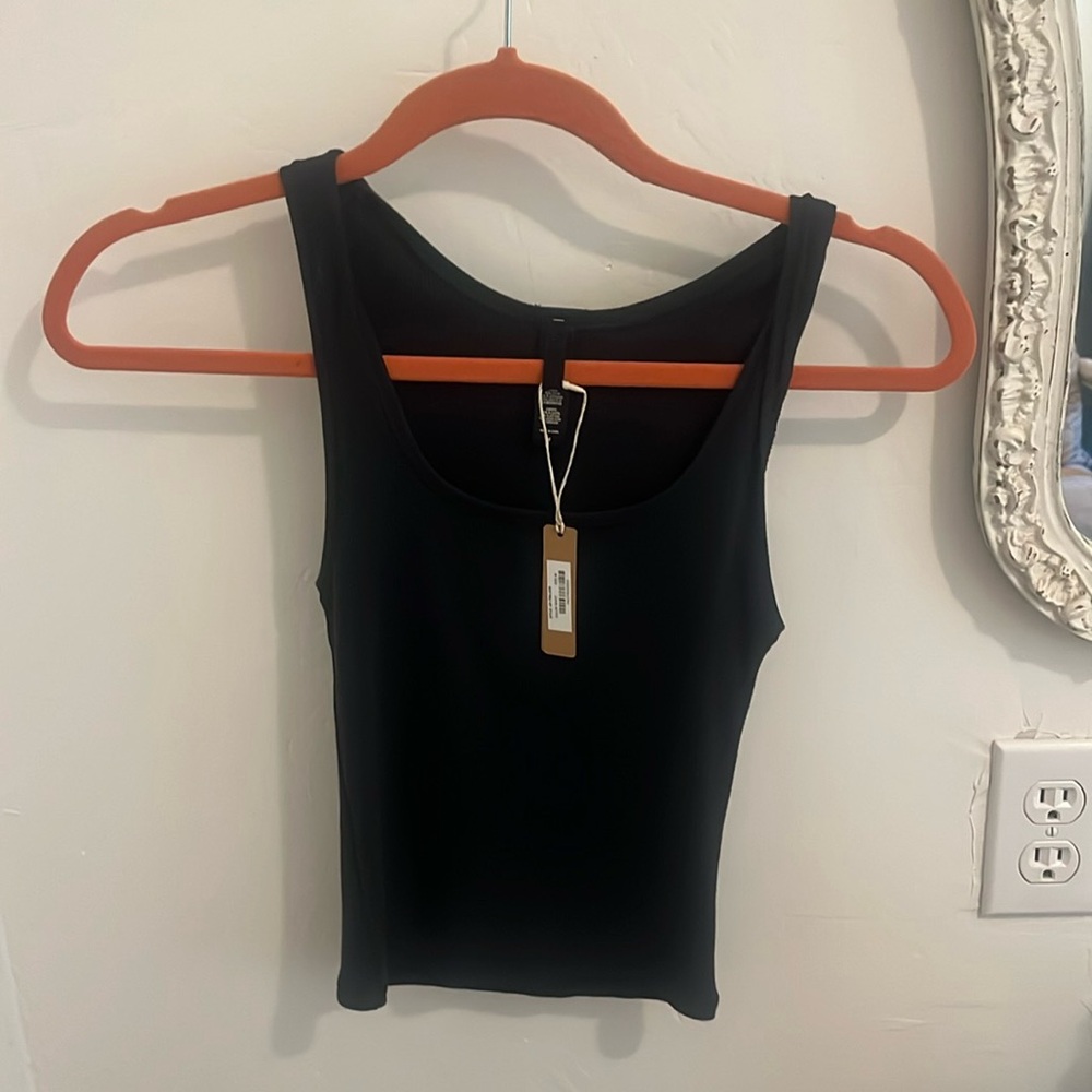 NWT crop tank black